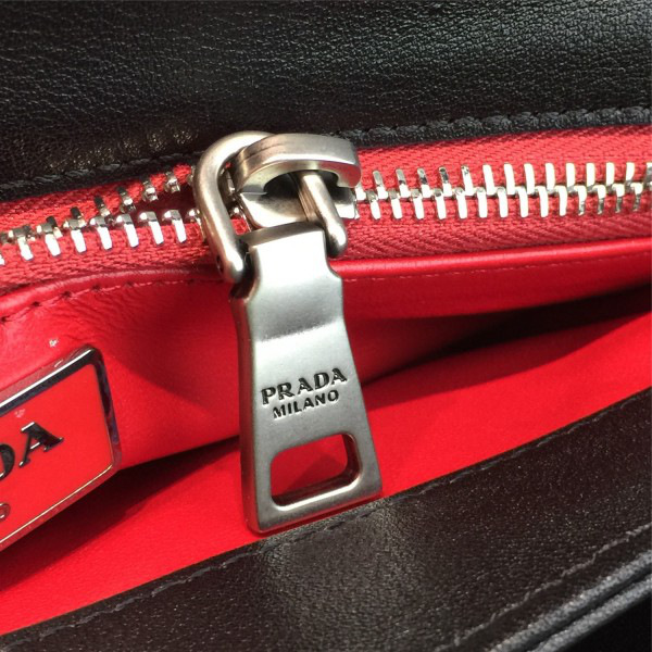 Pra*a metal closure 3918 30.5cm x 4.5cm x 19cm