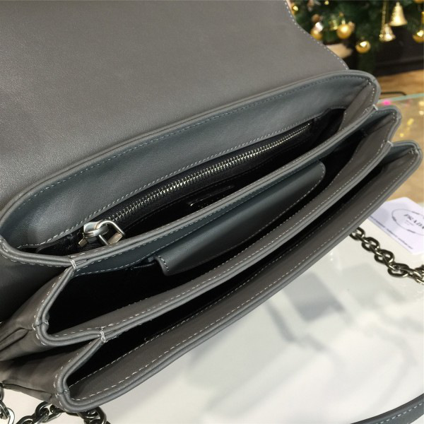 Pra*a metal closure 3909 30.5cm x 4.5cm x 19cm