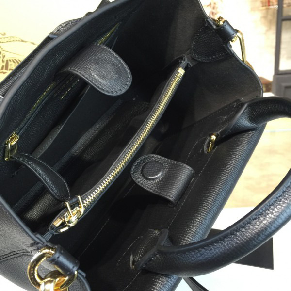 Bv*b*rry black shoulder bag 25cm x 12.5cm x 18cm