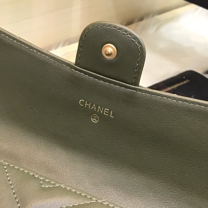 Ch**el long imported deer grain leather v-grain road wallet 80758 green 10.5*19.*3cm