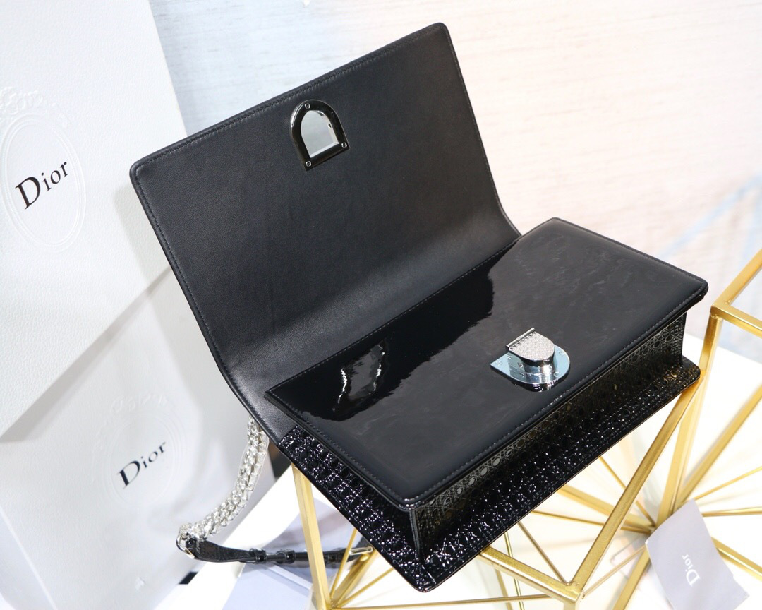 D10r metallic gypsum plaid pattern calfskin clamshell tote black 25 x 15.5 x 8 cm