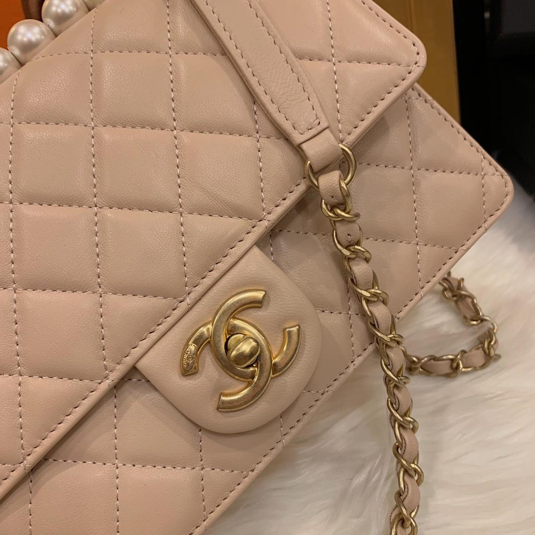 Ch**el classic rhomboid cover bag beige 21x4x16