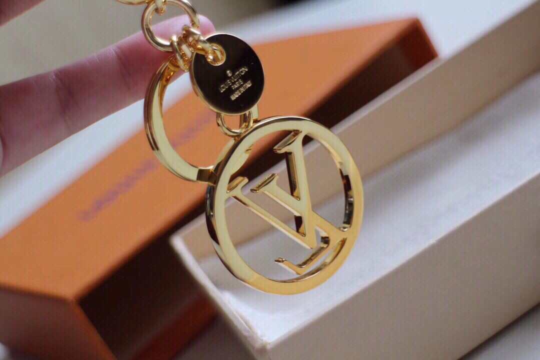 l0vis Vvtt0n key ring
