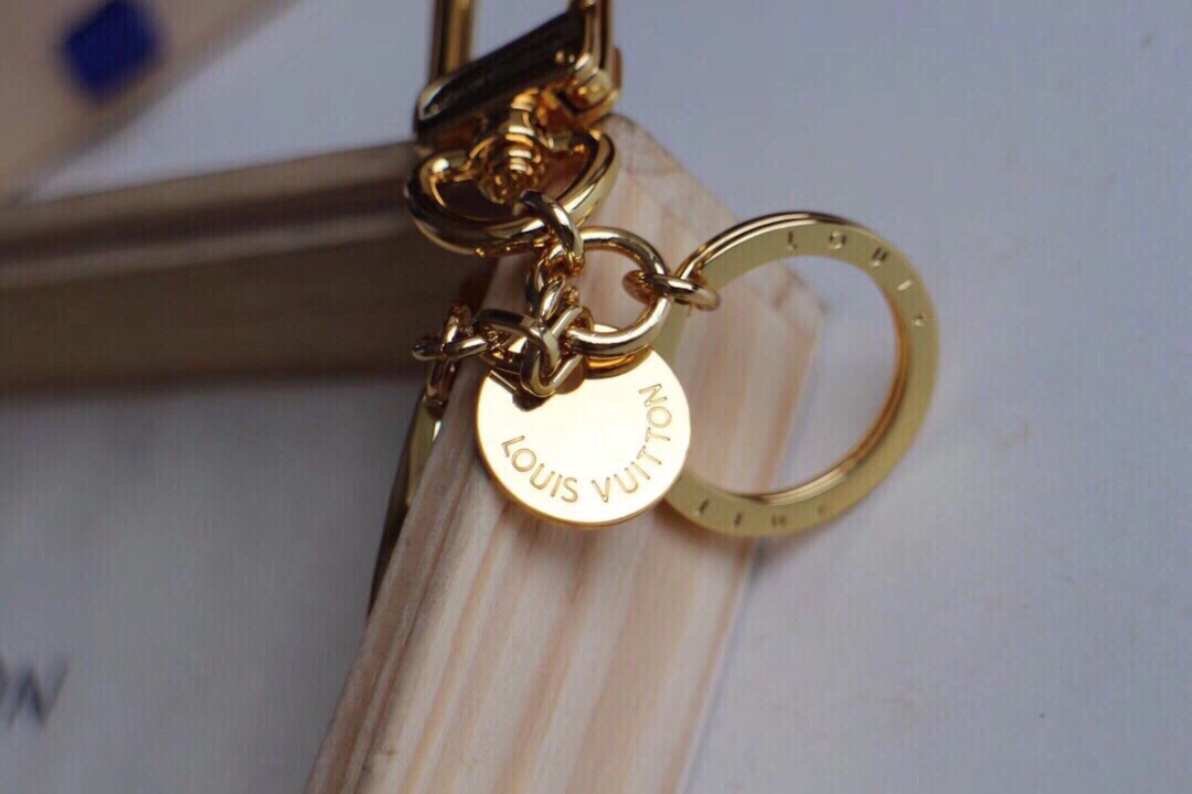 l0vis Vvtt0n key ring