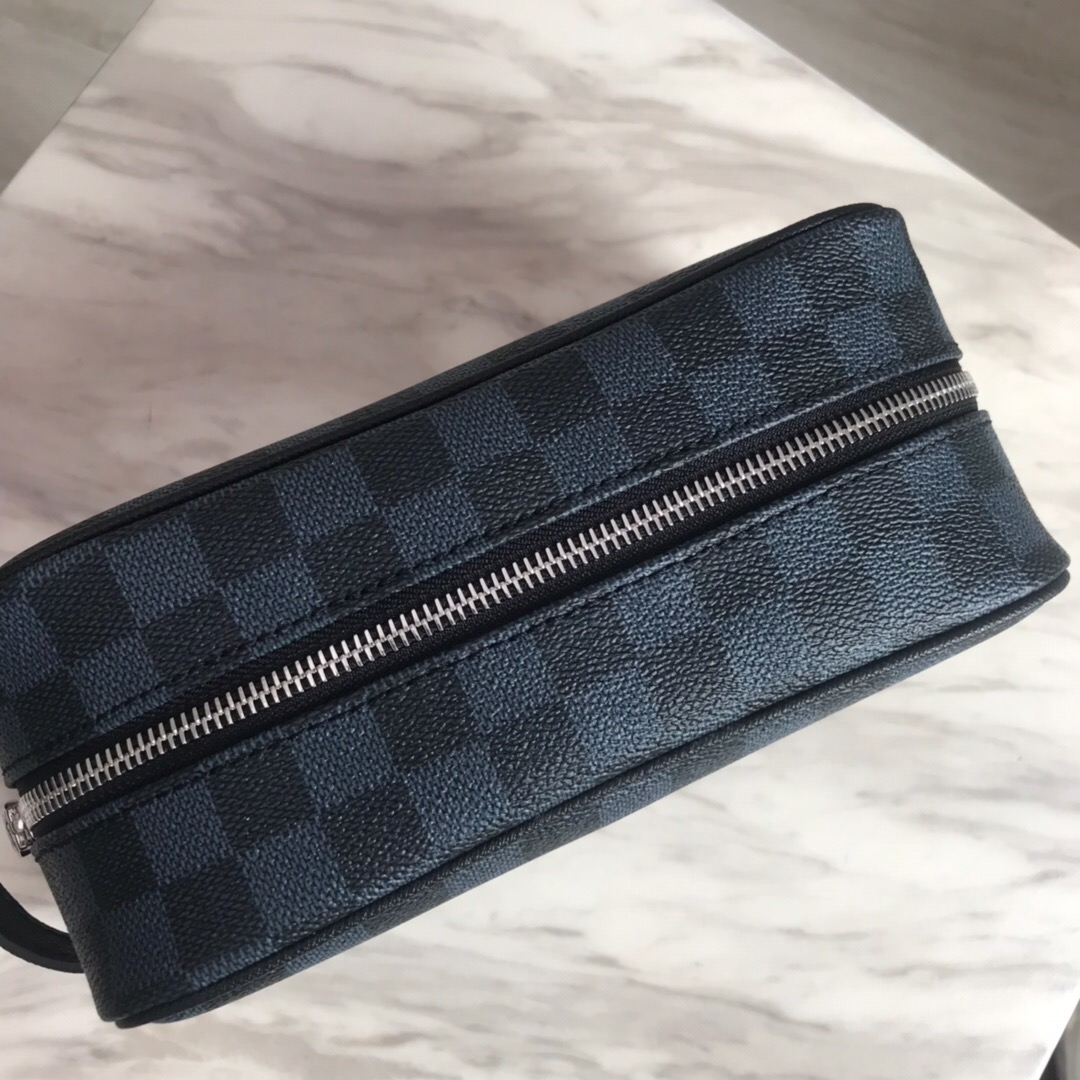 LV man toiletry bag n50000 22.5 x 11.5 x 9.5 cm