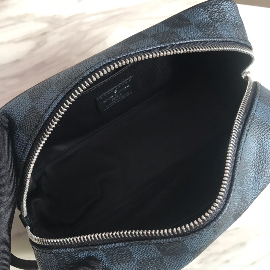 LV man toiletry bag n50000 22.5 x 11.5 x 9.5 cm