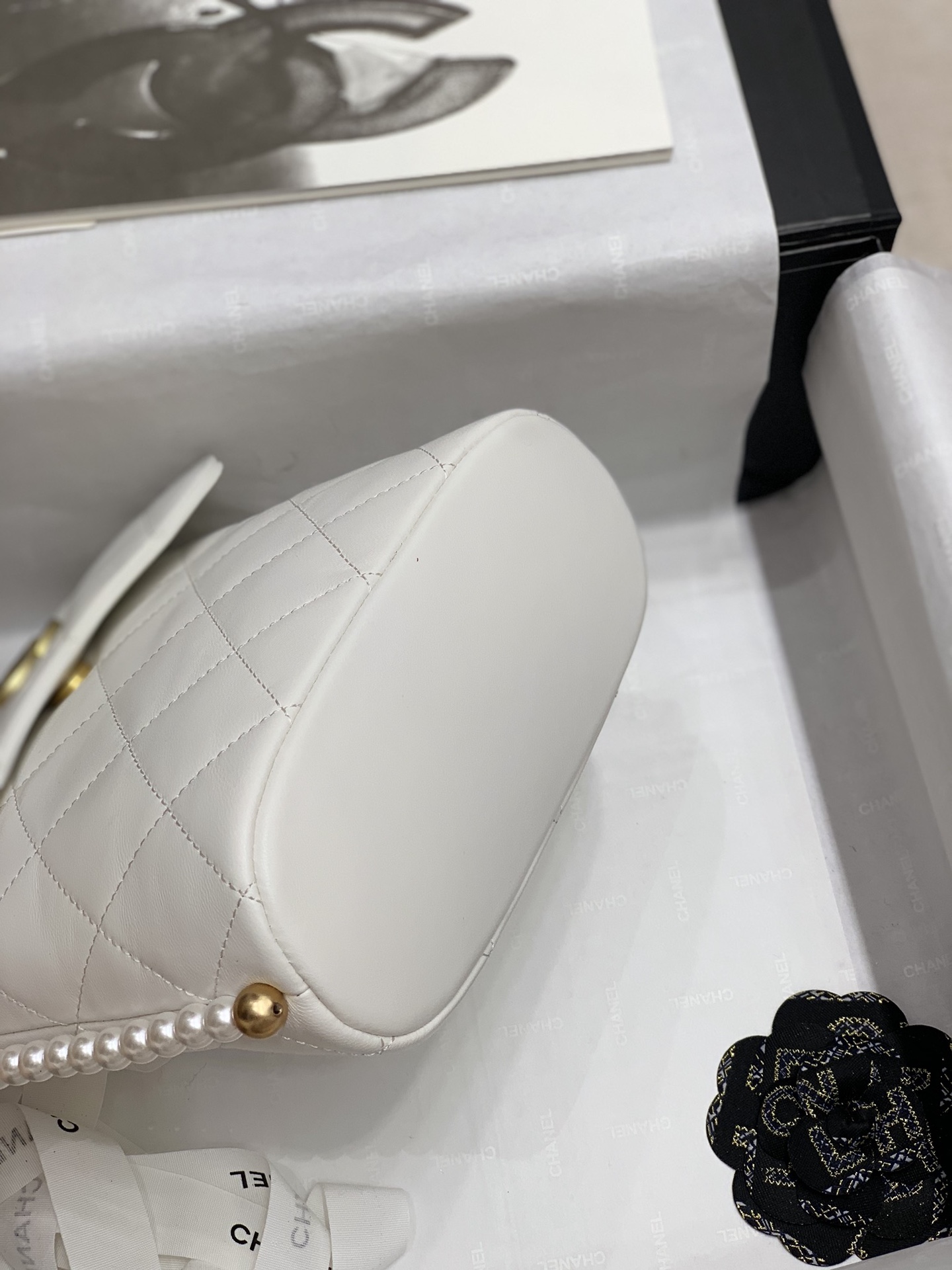 Early spring new series pearl chain bag white 20*19*8cm