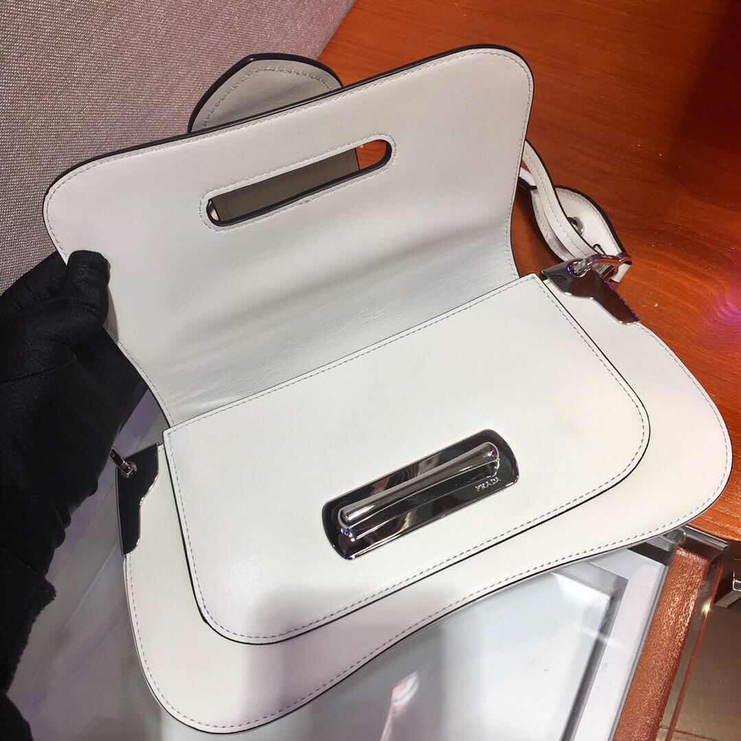 Pra*a sidonie shoulder bag in white 28*18*4cm:28*18*4cm