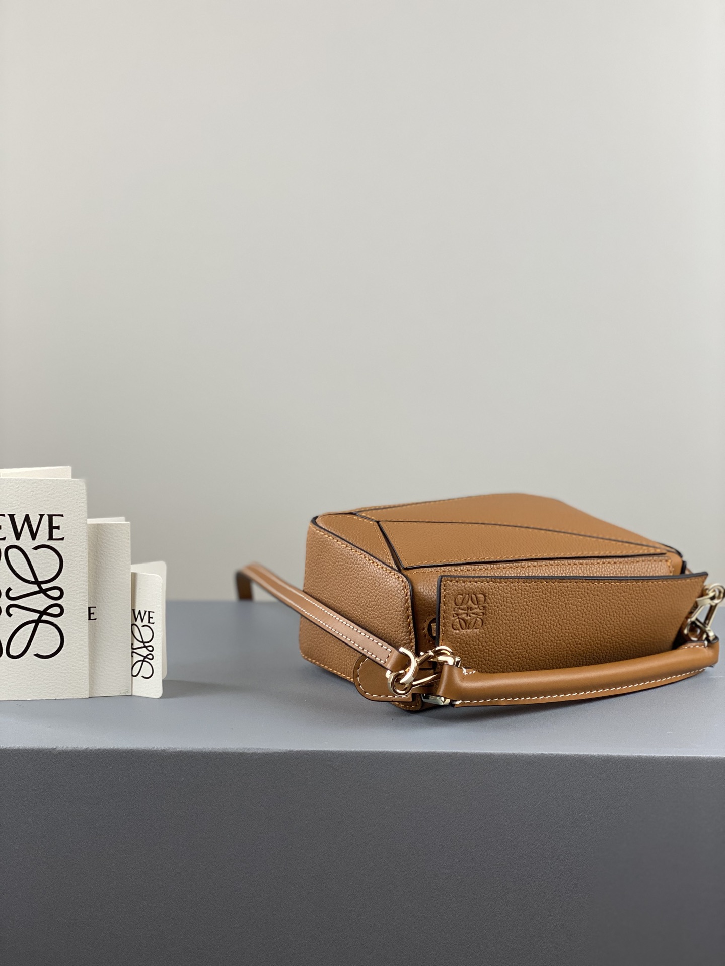 L0ew* mini puzzle bag in classic calfskin tan 322.30.u95 18 x 12.5 x 8 cm