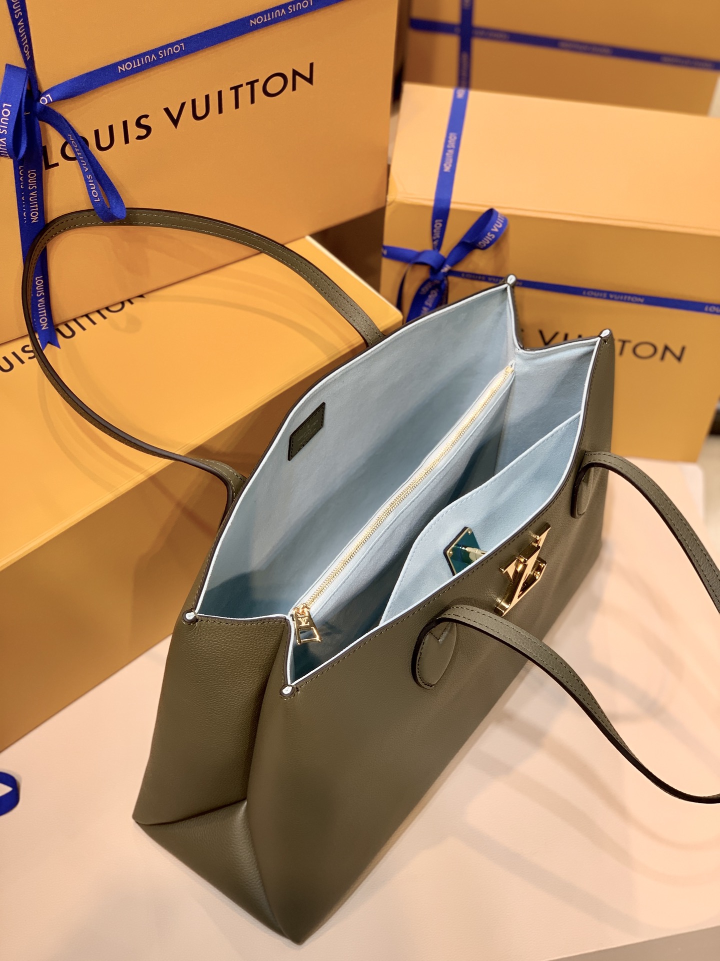 l0vis Vvtt0n lockme shopper leather khaki m57508 42.0 x 28.0 x 15.0 cm