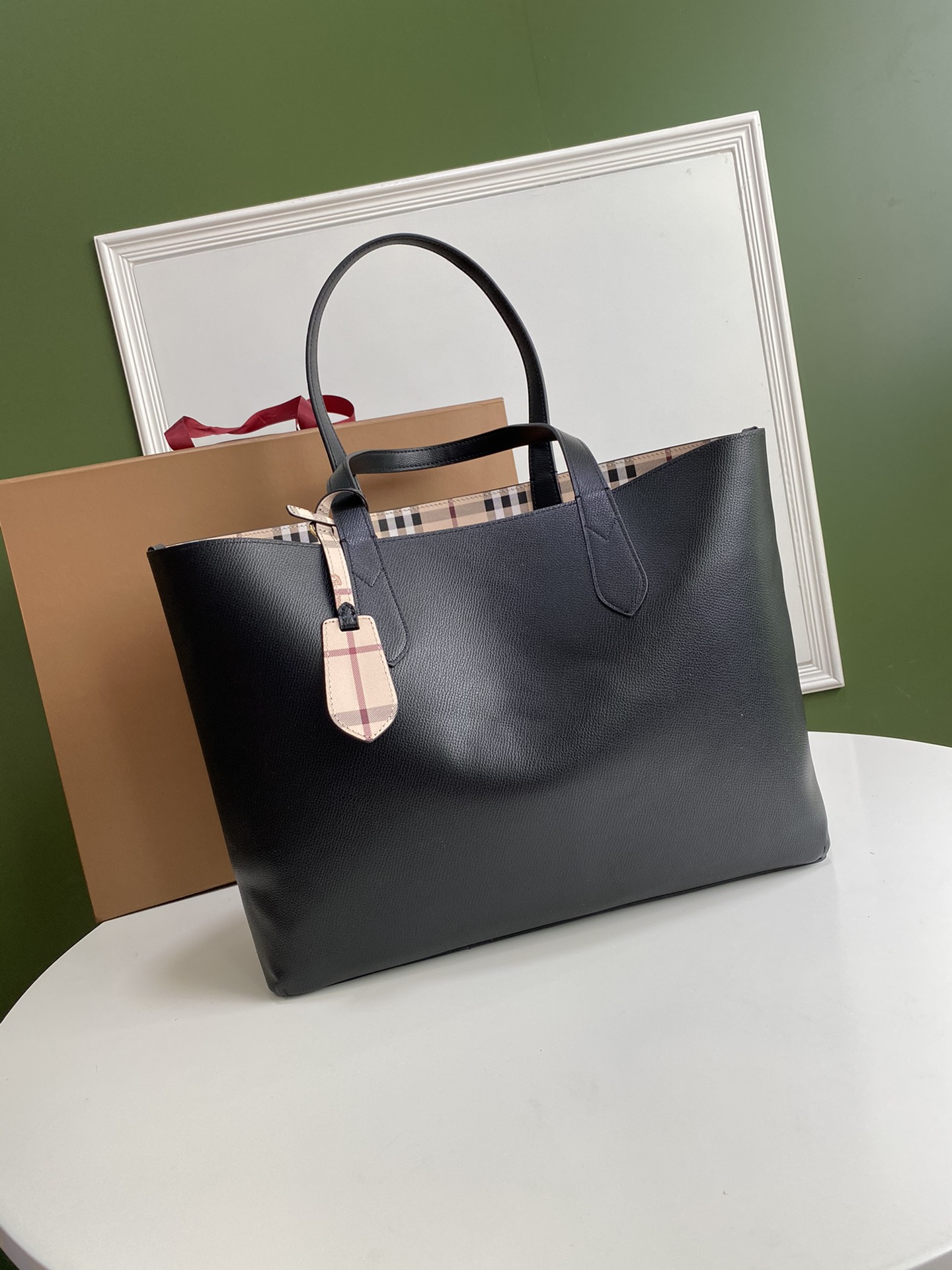 Bv*b*rry the reversible tote in vintage check black 35-46 * 30 * 12 cm