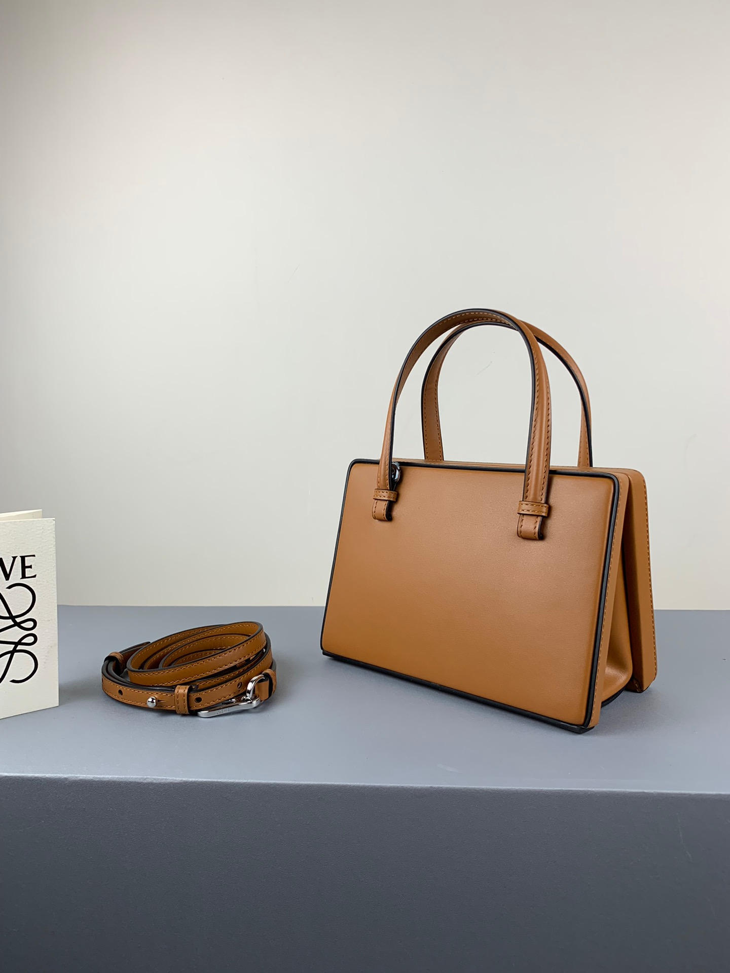 L0ew* postal small bag tan 309.56.w85 17 x 13.5 x 8.5 cm