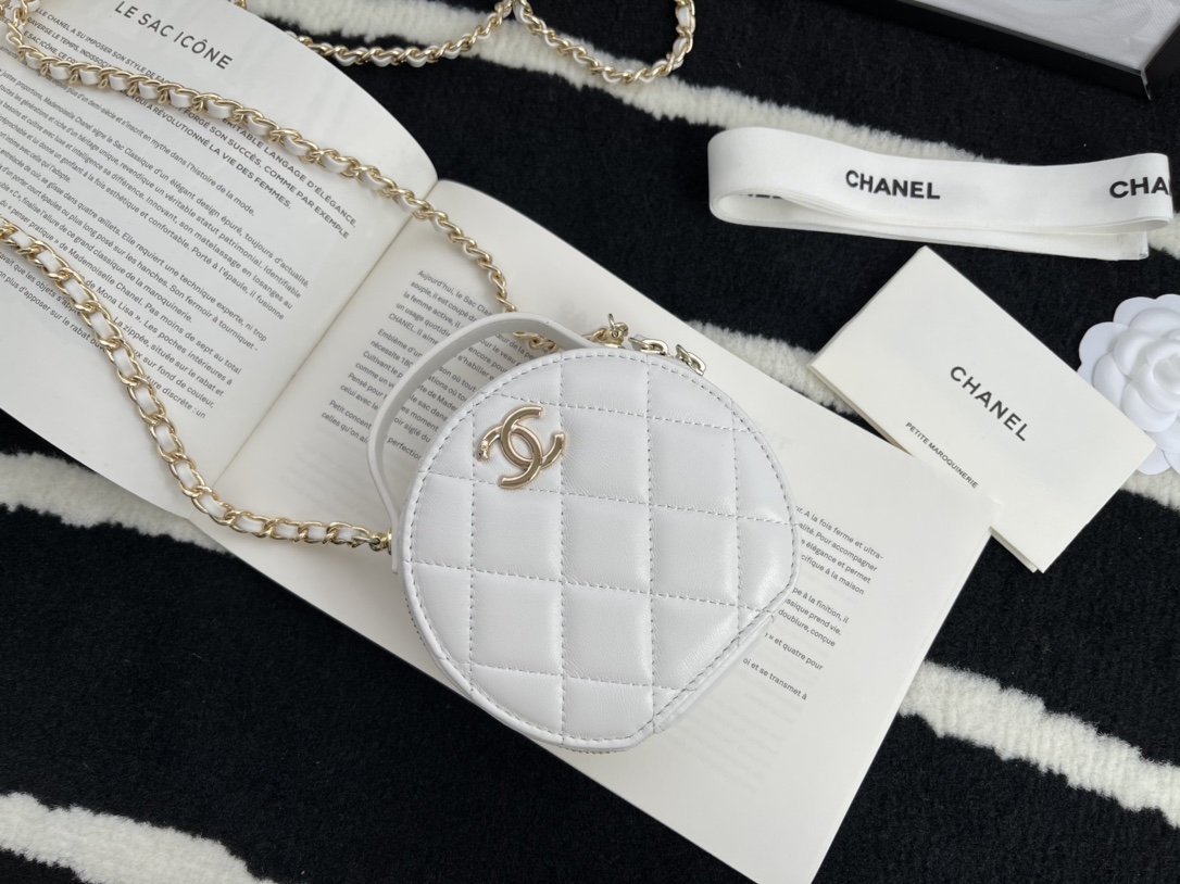 Ch**el biscuit round bag white 12 cm