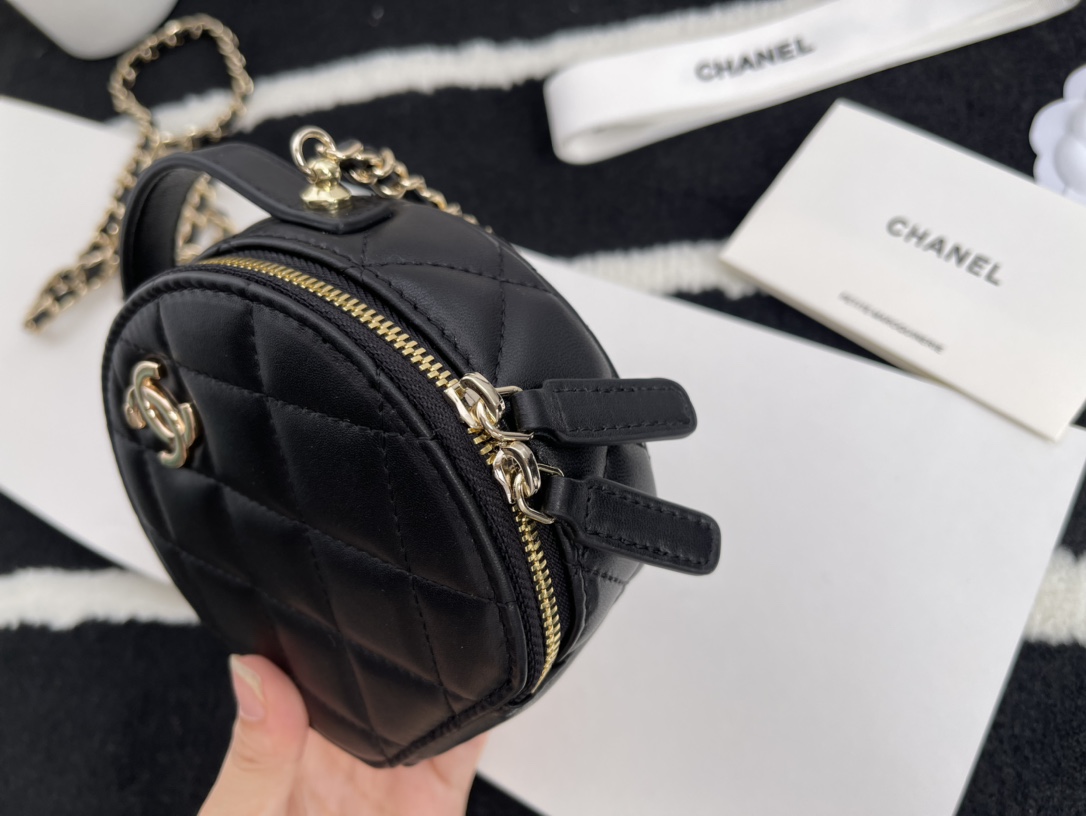 Ch**el biscuit round bag black 12 cm