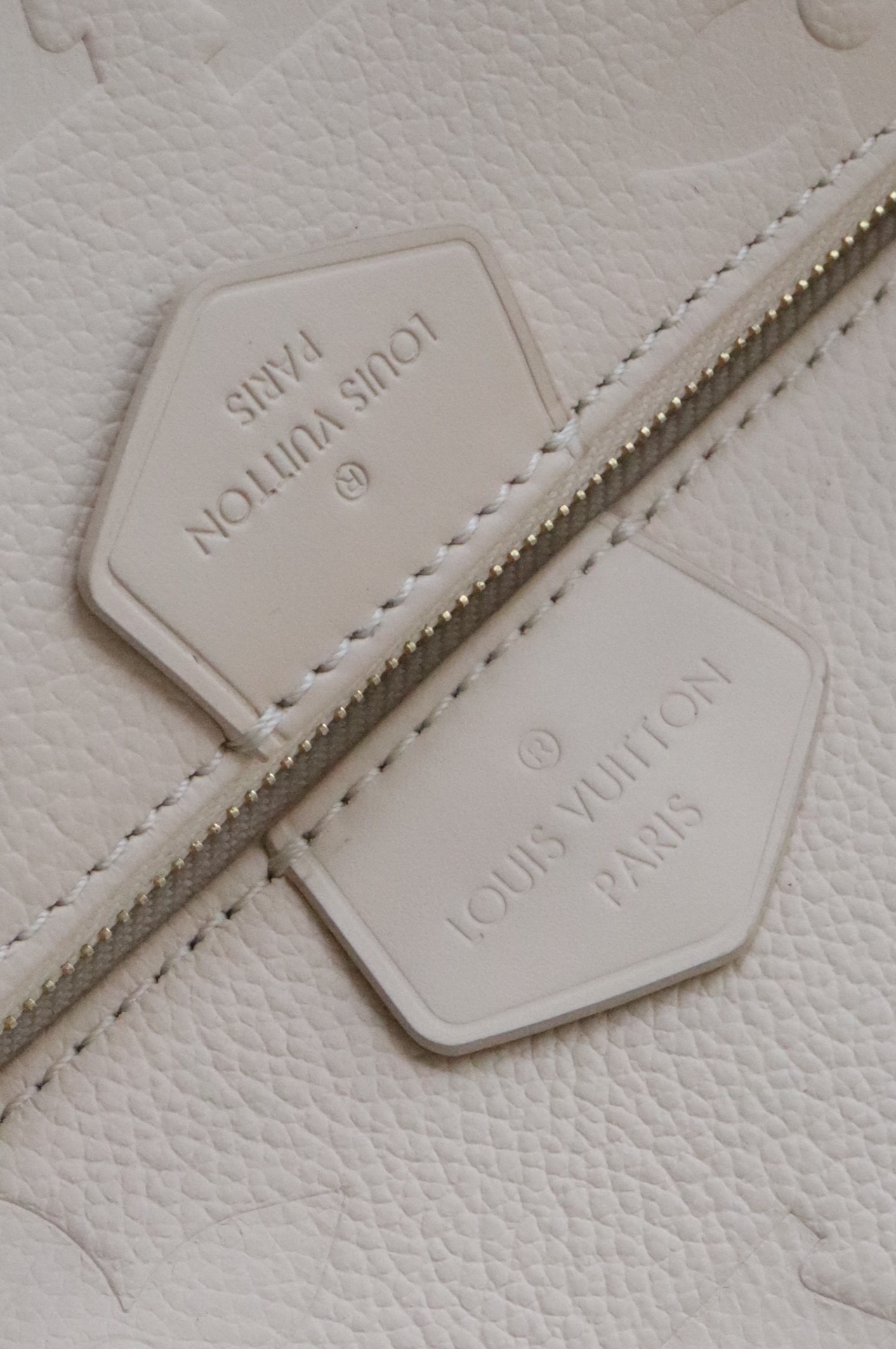 l0vis Vvtt0n multi pochette accessoires monogram empreinte leather cream m80447 24 x 13.5 x 4 cm