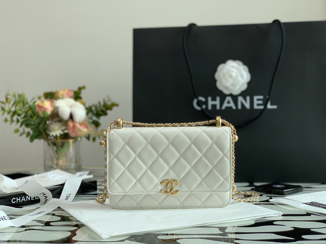 Ch**el wallet on chain calfskin & gold-tone metal white ap2289 19cm