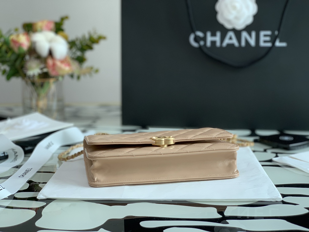 Ch**el wallet on chain calfskin & gold-tone metal beige ap2289 19cm