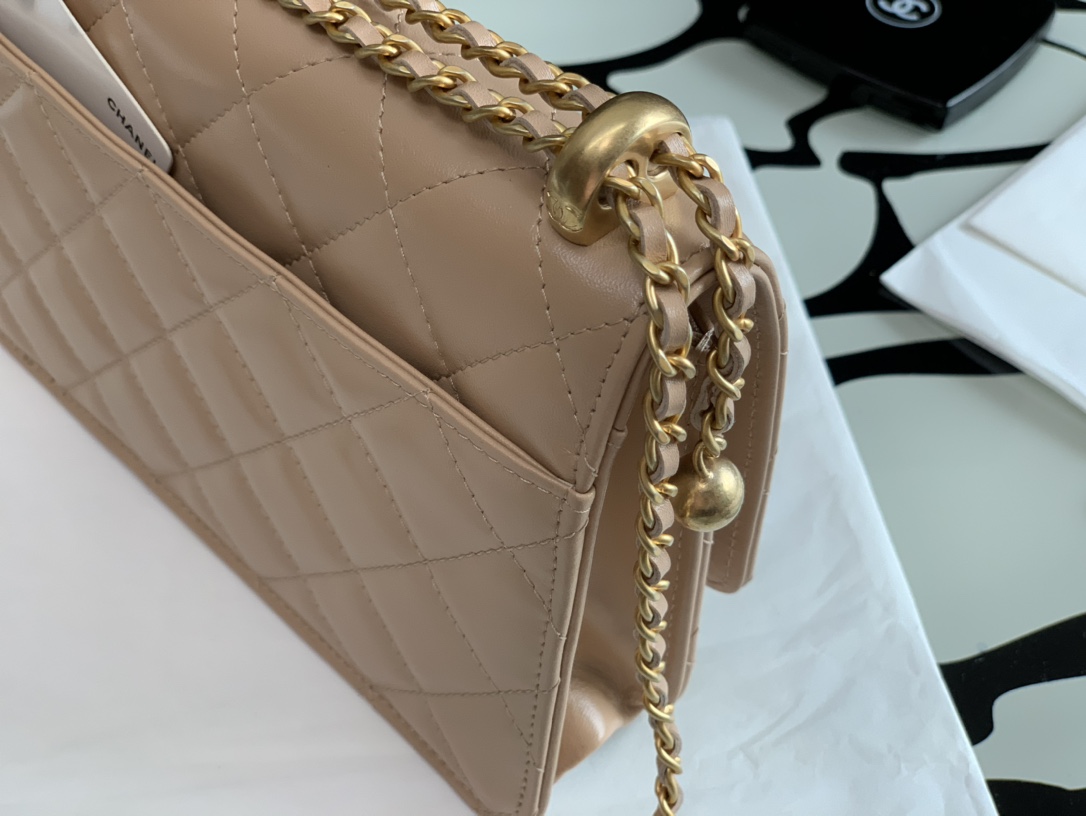 Ch**el wallet on chain calfskin & gold-tone metal beige ap2289 19cm