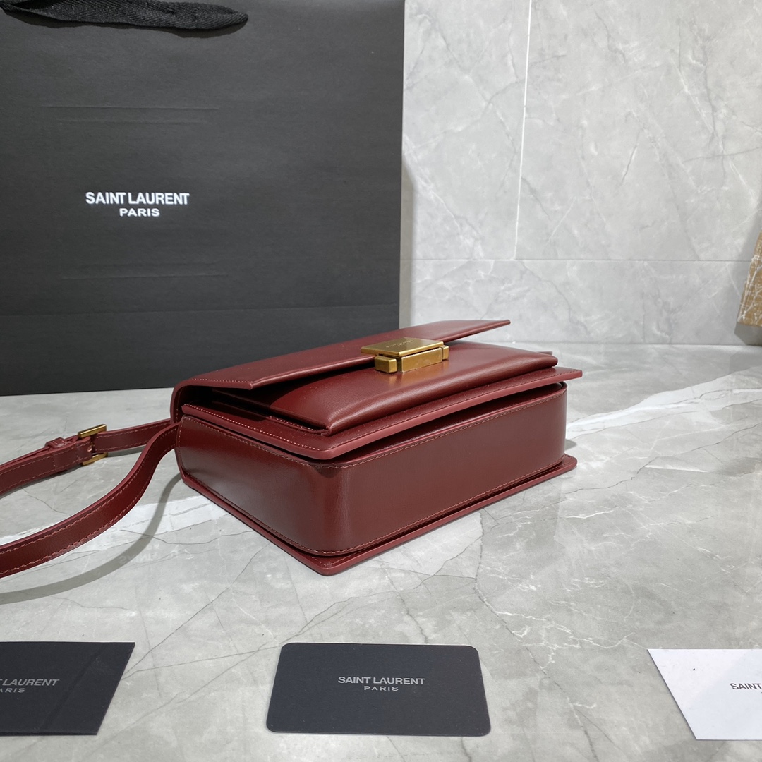 Y51 medium bellechasse in leather burgundy and golden 482051 22 x 16 x 9 cm
