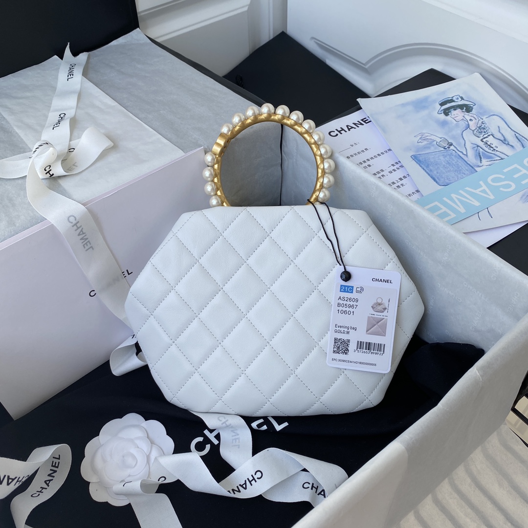 Ch**el pearl handle clutch lambskin, imitation pearls & gold metal white as2609 30 x 25 x 4.5 cm