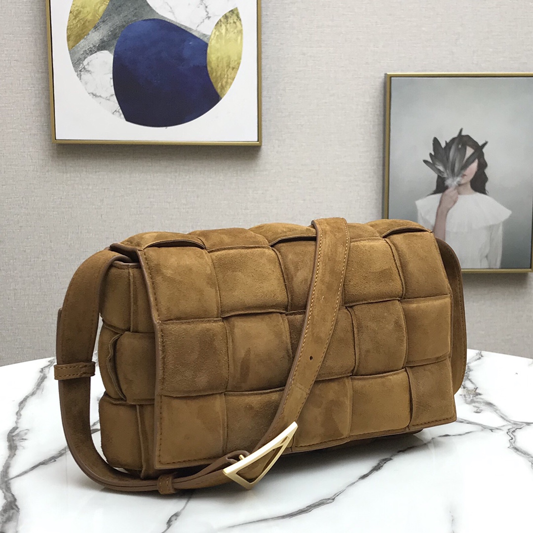 b0tt*ga Ven*ta padded cassette in suede caramel 44046 26 x 18 x 8 cm