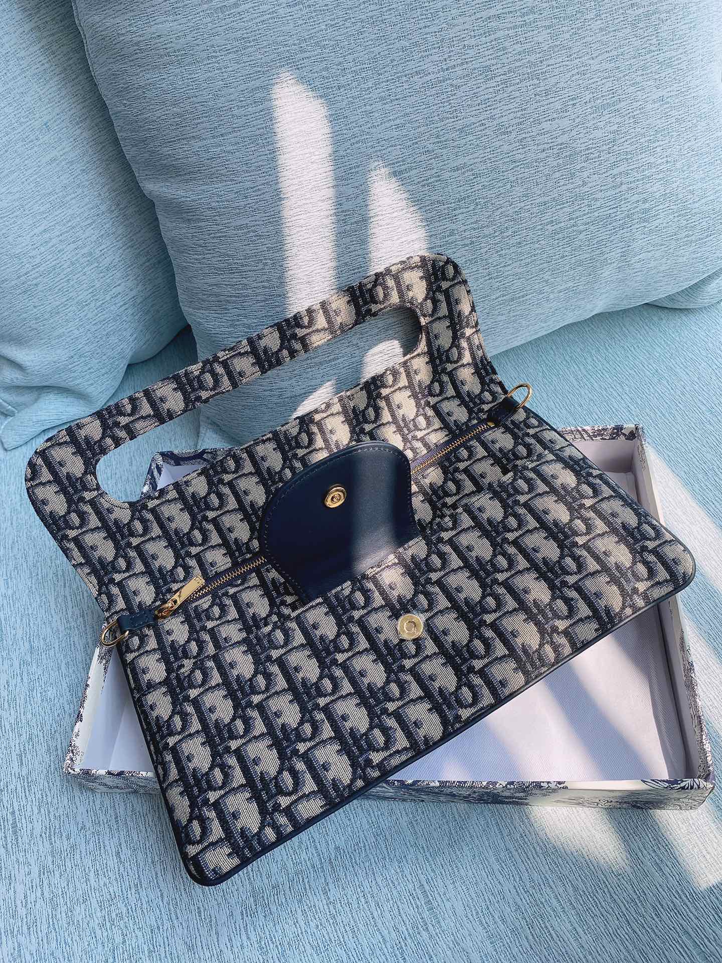 D10r medium double bag blue oblique embroidery 28 x 16.5 x 3 cm