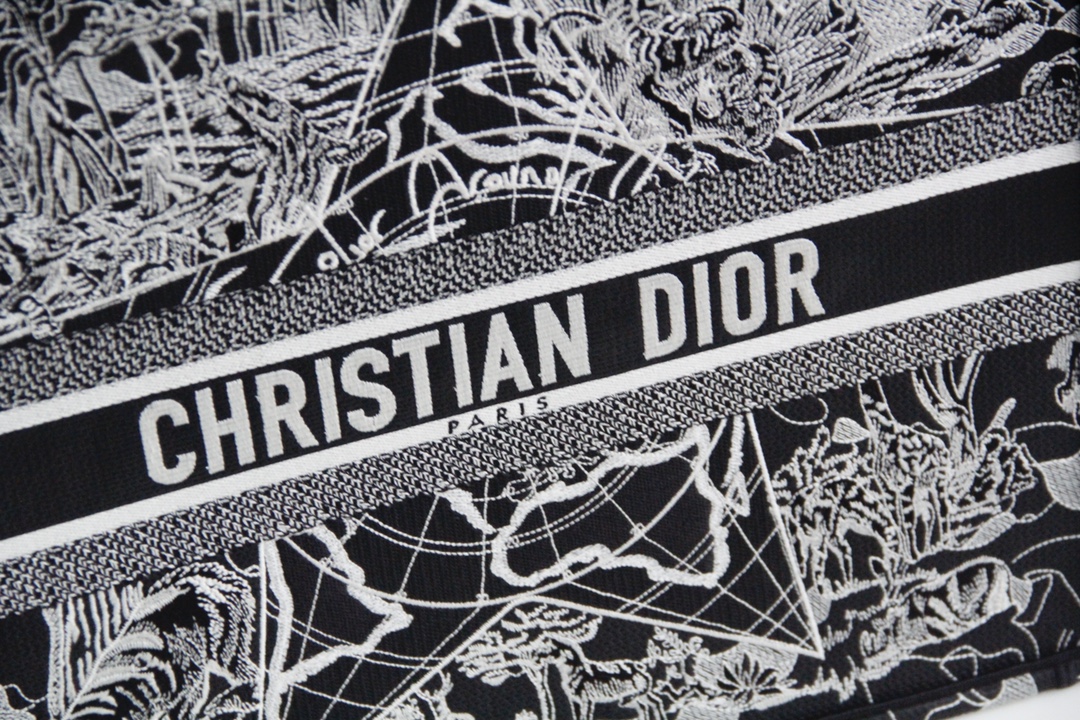 D10r large book tote black and white D10r around the world embroidery m1286 41.5 x 34.5 x 16 cm