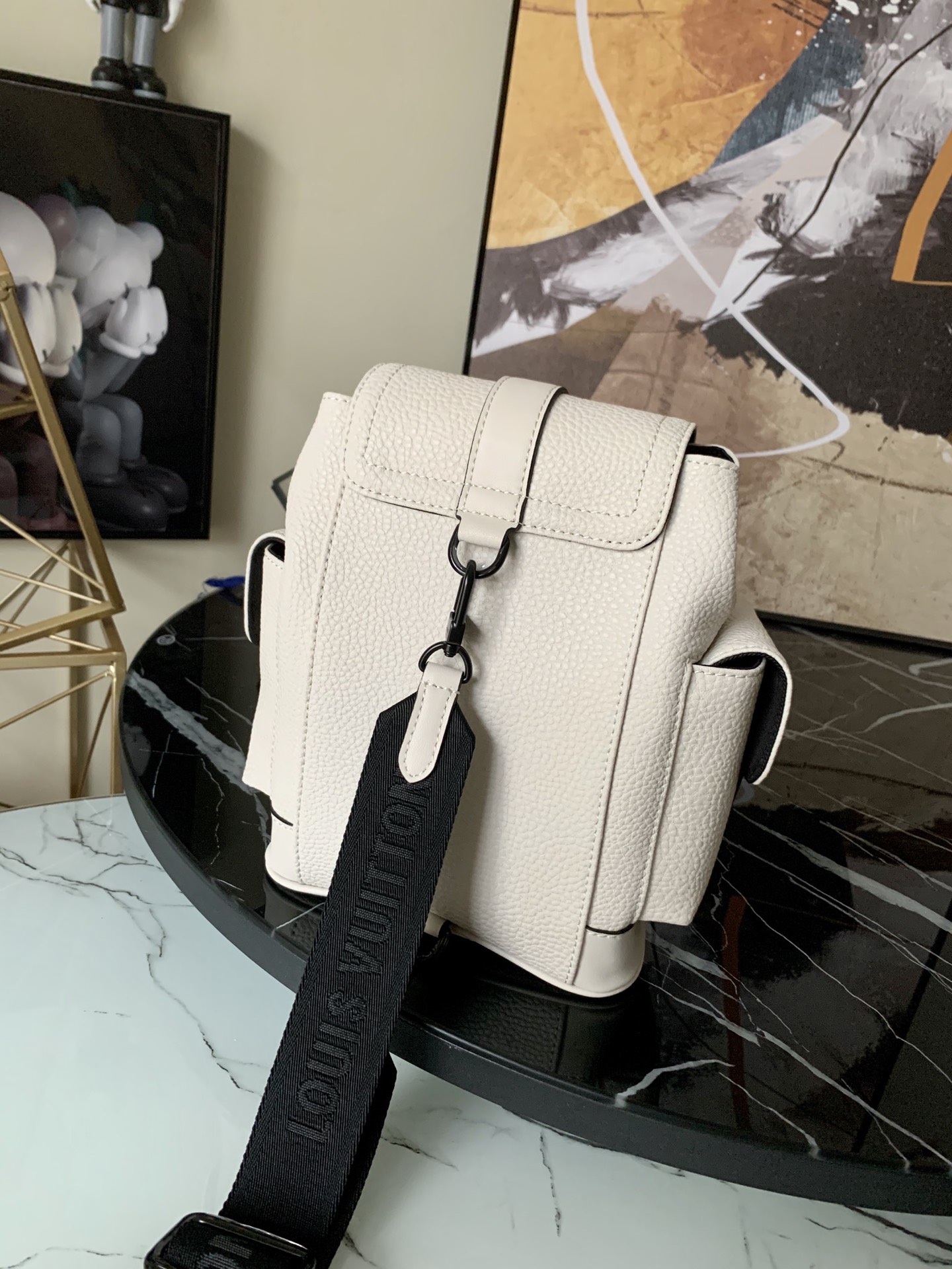l0vis Vvtt0n christopher xs taurillon leather blanc m58493 14 x 19.5 x 5 cm