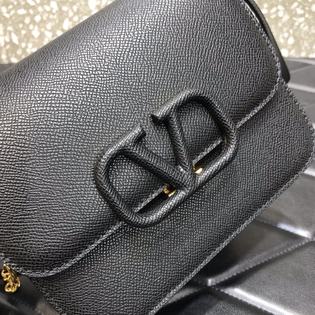 Va1e*ntin0 small vsling grainy calfskin shoulder bag black vw2b0f01 18 x 18 x 9 cm
