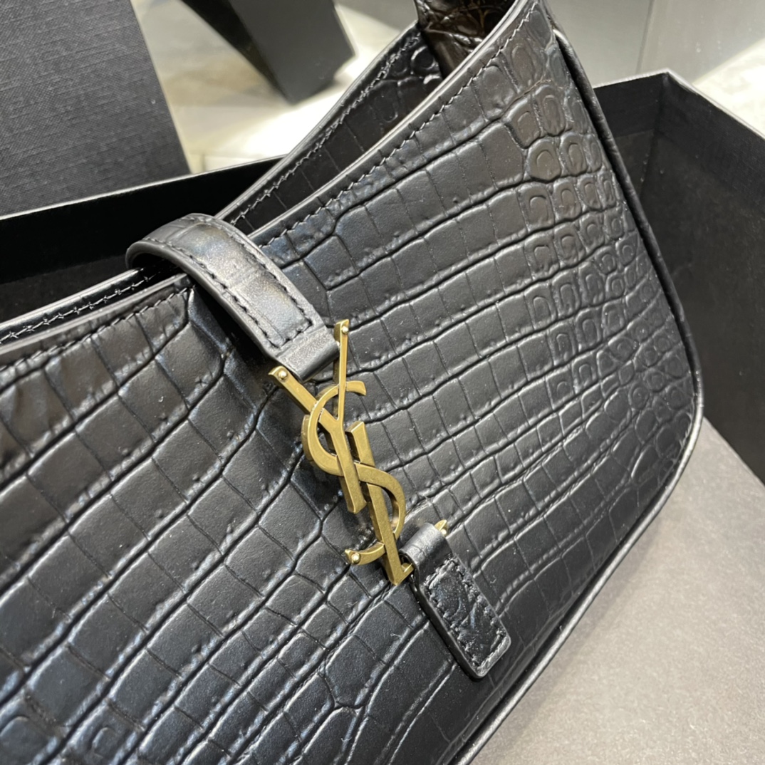 Y51 le 5 À 7 hobo bag in crocodile-embossed shiny leather black 657228 25 x 14 x 6 cm