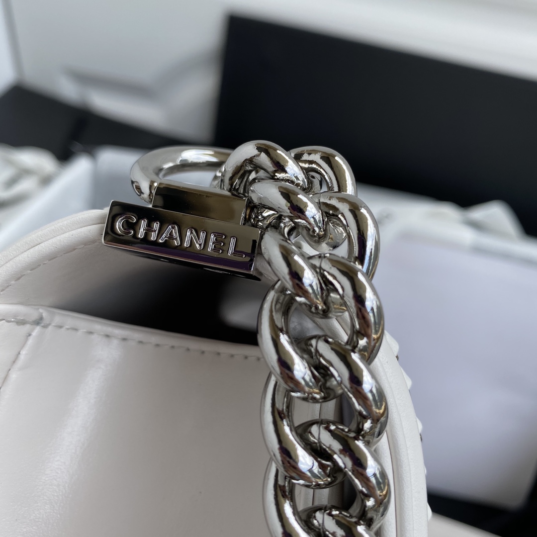 Ch**el medium quilted lambskin metal hardware white a67086 15 x 25 x 9 cm