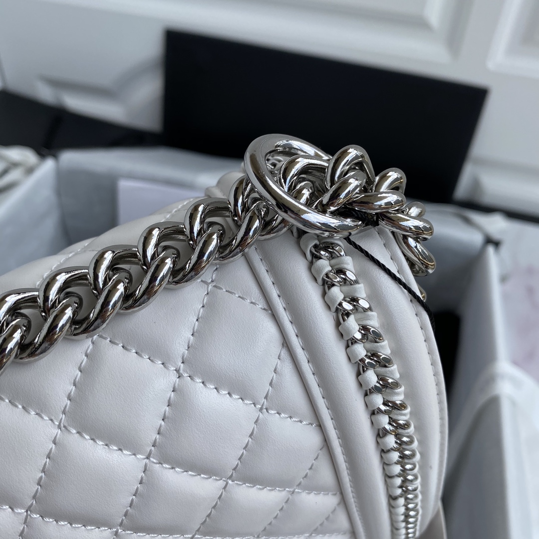 Ch**el medium quilted lambskin metal hardware white a67086 15 x 25 x 9 cm