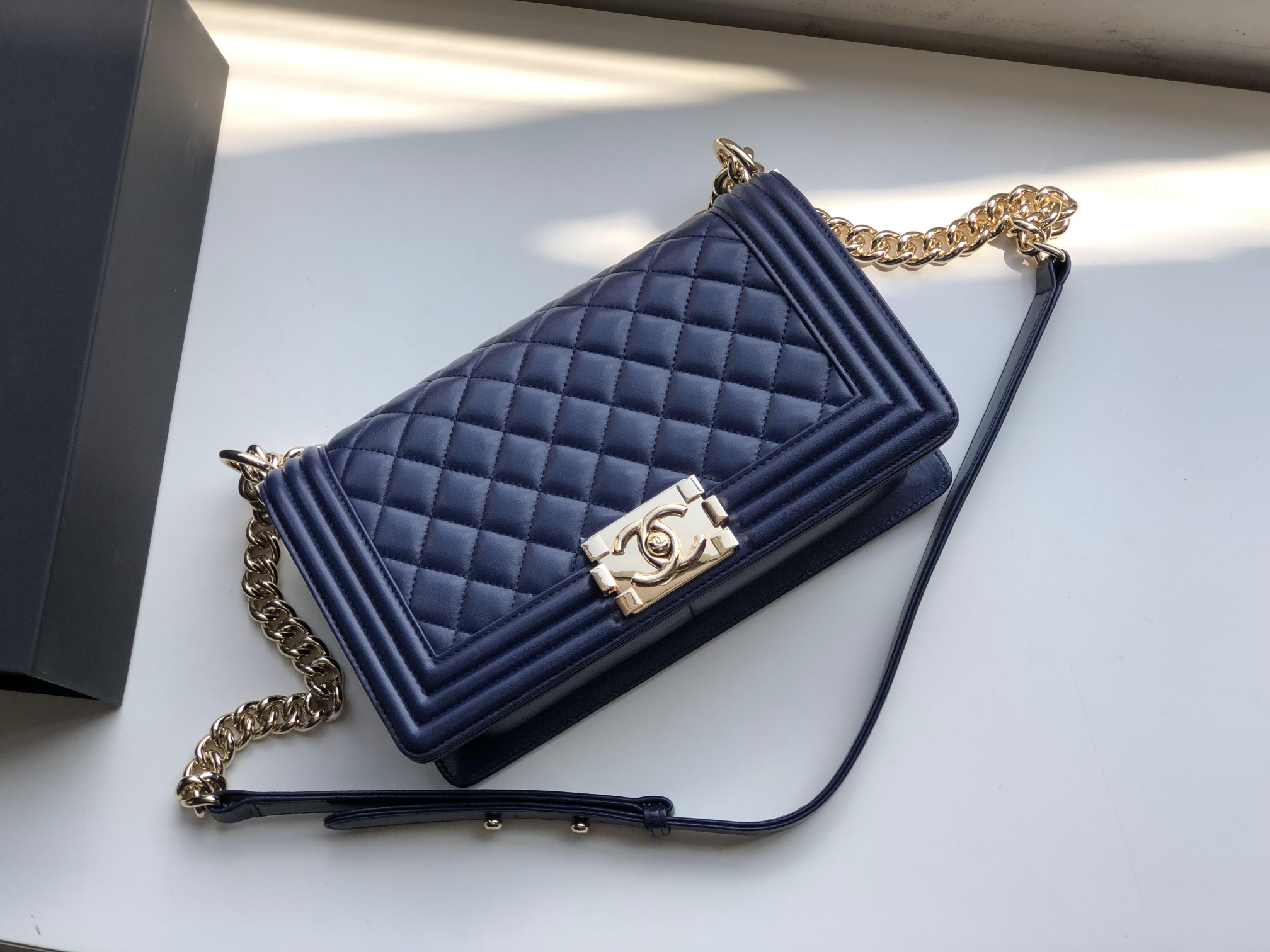Ch**el medium old classic boy bag lambskin navy blue a67086 25 cm