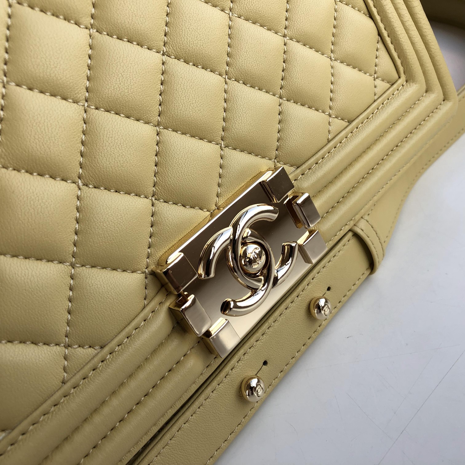 Ch**el medium old classic boy bag lambskin sunshine yellow a67086 25 cm