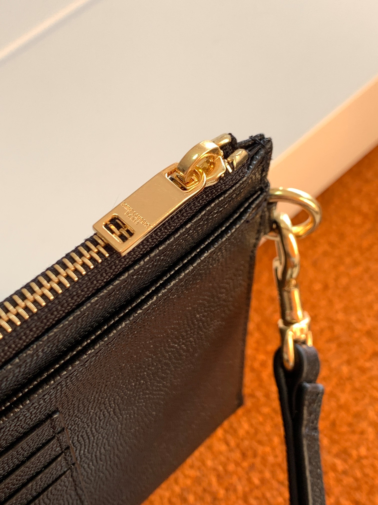 Y51 monogram large bill pouch in grain de poudre embossed leather black 636313 23 x 13 x 1 cm
