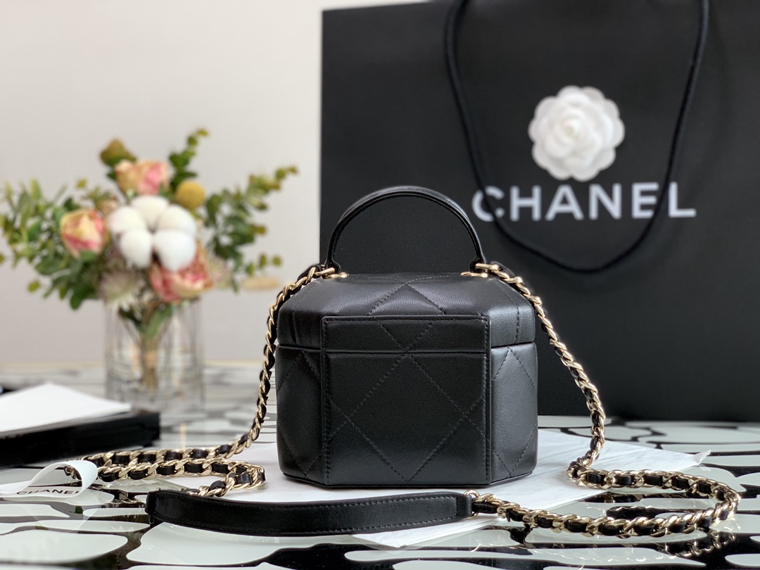 Ch**el small vanity case lambskin and gold metal black as2630 15 x 10 x 11 cm