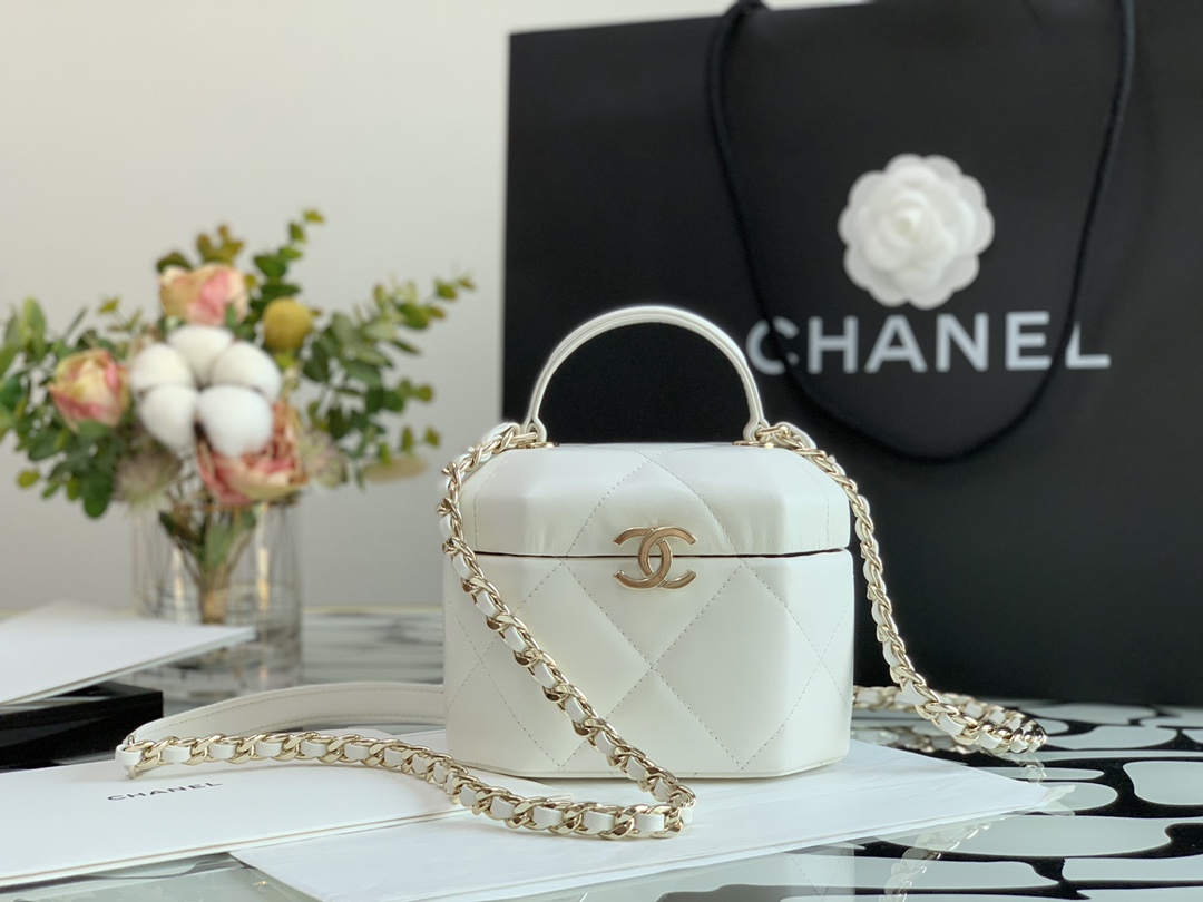 Ch**el small vanity case lambskin and gold metal white as2630 15 x 10 x 11 cm