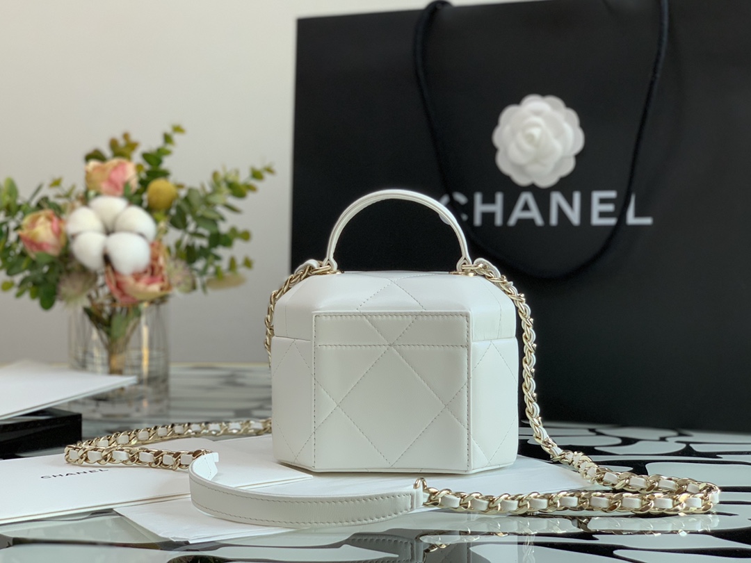 Ch**el small vanity case lambskin and gold metal white as2630 15 x 10 x 11 cm