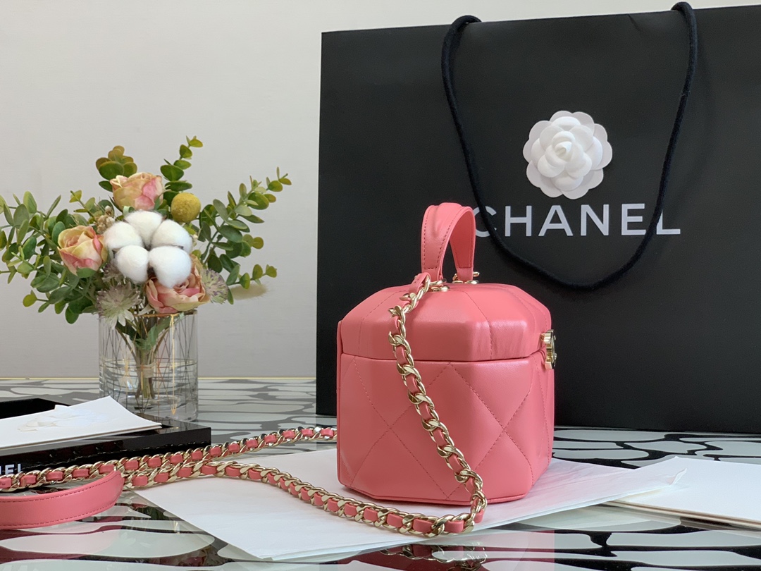 Ch**el small vanity case lambskin and gold metal light pink as2630 15 x 10 x 11 cm