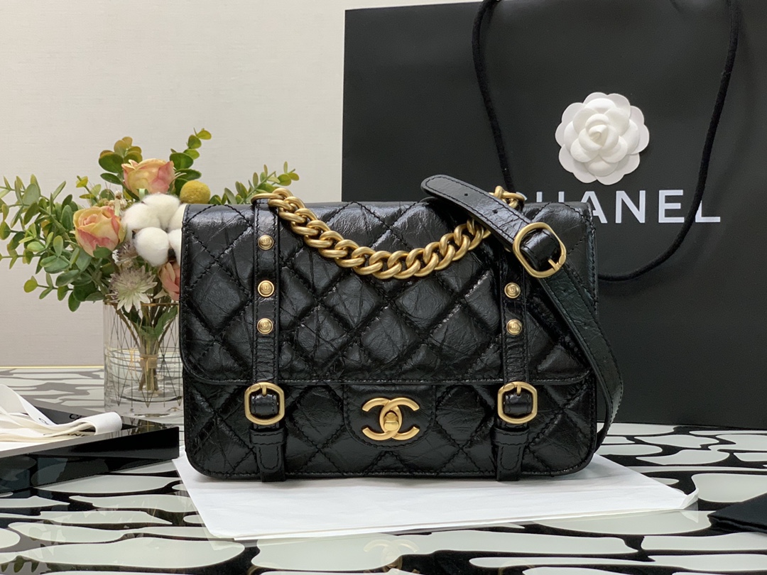 Ch**el aged calfskin and gold-tone metal messenger flap bag black as2696 17 x 25 x 8 cm