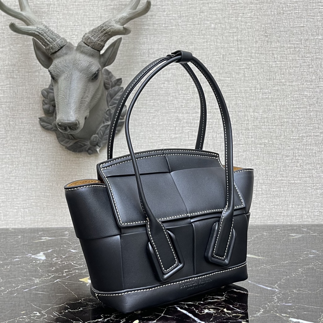 b0tt*ga Ven*ta small arco black 600606 29 x 8 x 17 cm