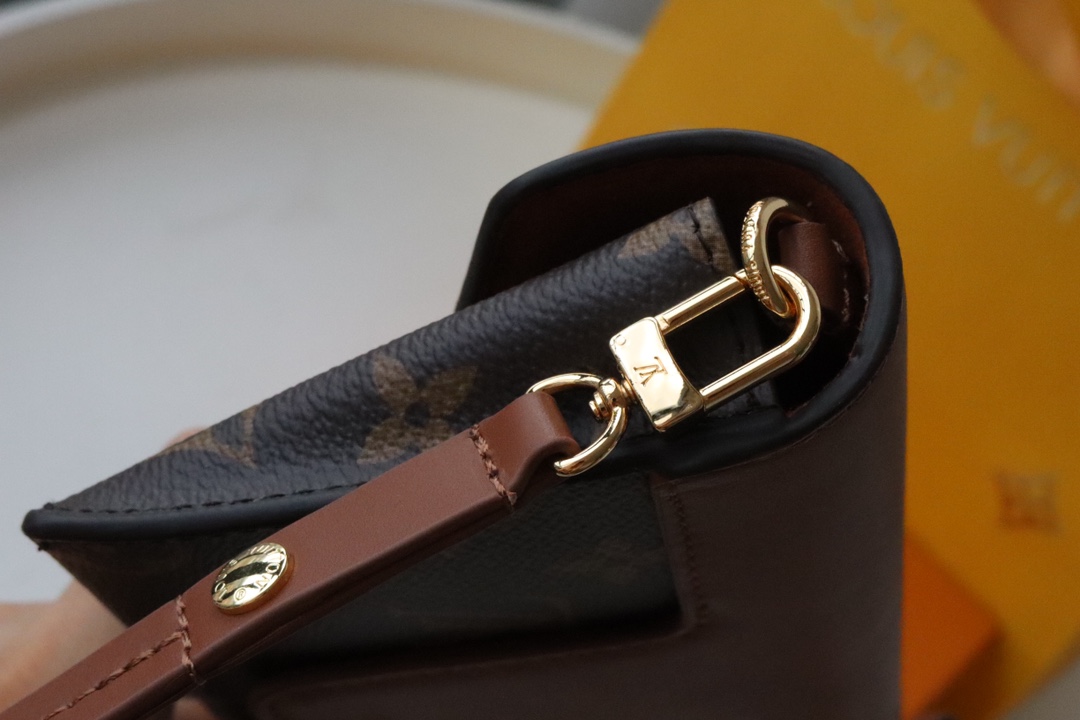 l0vis Vvtt0n padlock on strap monogram canvas caramel m80763 19 x 11 x 3 cm