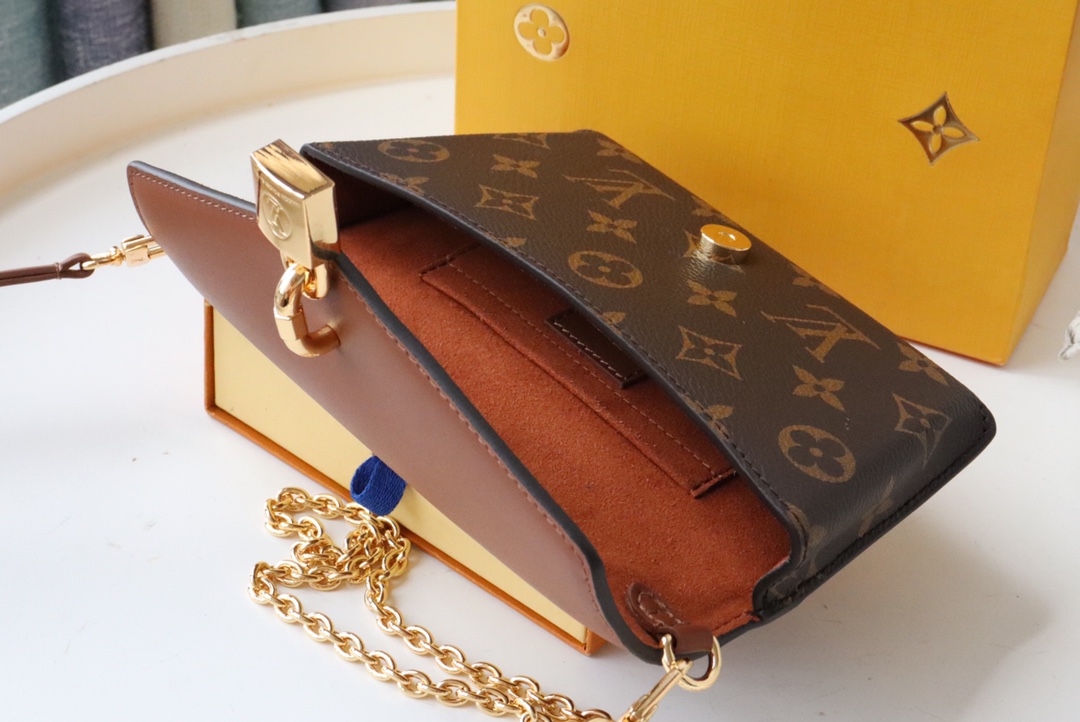 l0vis Vvtt0n padlock on strap monogram canvas caramel m80763 19 x 11 x 3 cm