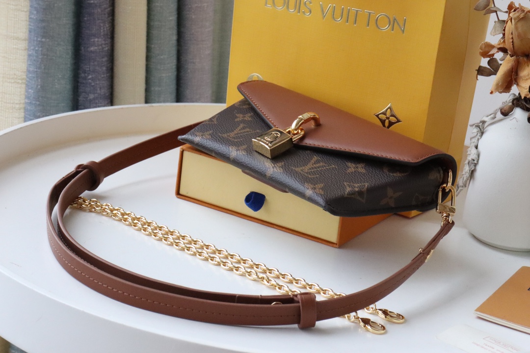 l0vis Vvtt0n padlock on strap monogram canvas caramel m80763 19 x 11 x 3 cm