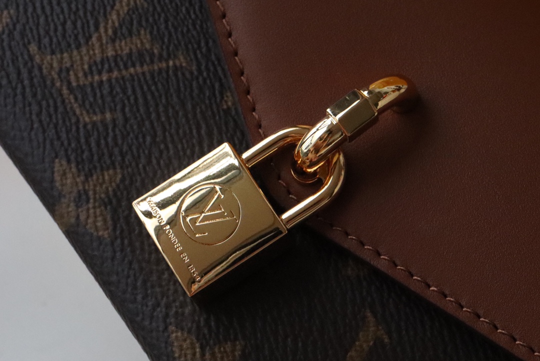 l0vis Vvtt0n padlock on strap monogram canvas caramel m80763 19 x 11 x 3 cm