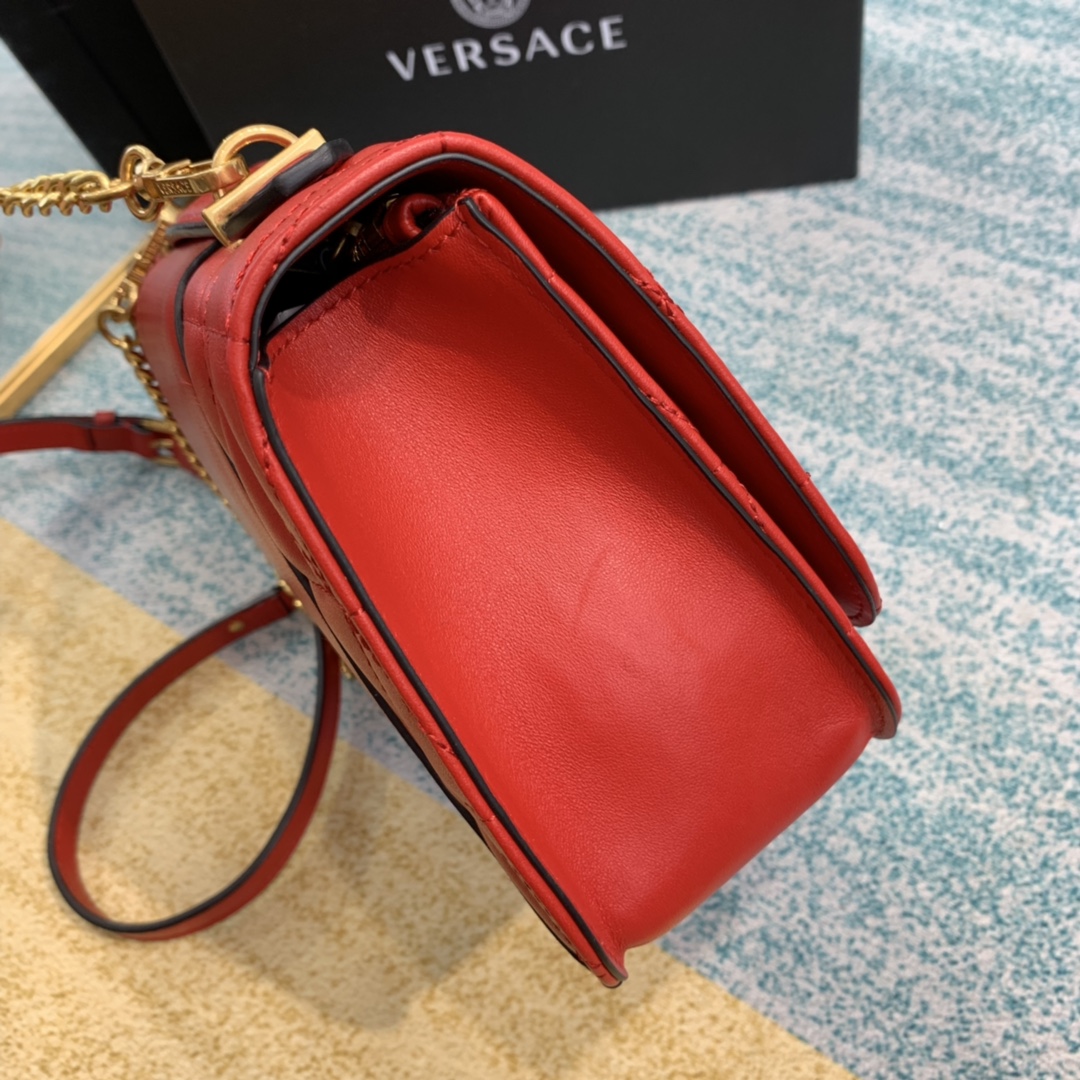 VERASACE VIRTUS QUILTED Shoulder Bag Red DBFG985 24 x 9 x 16.5 cm