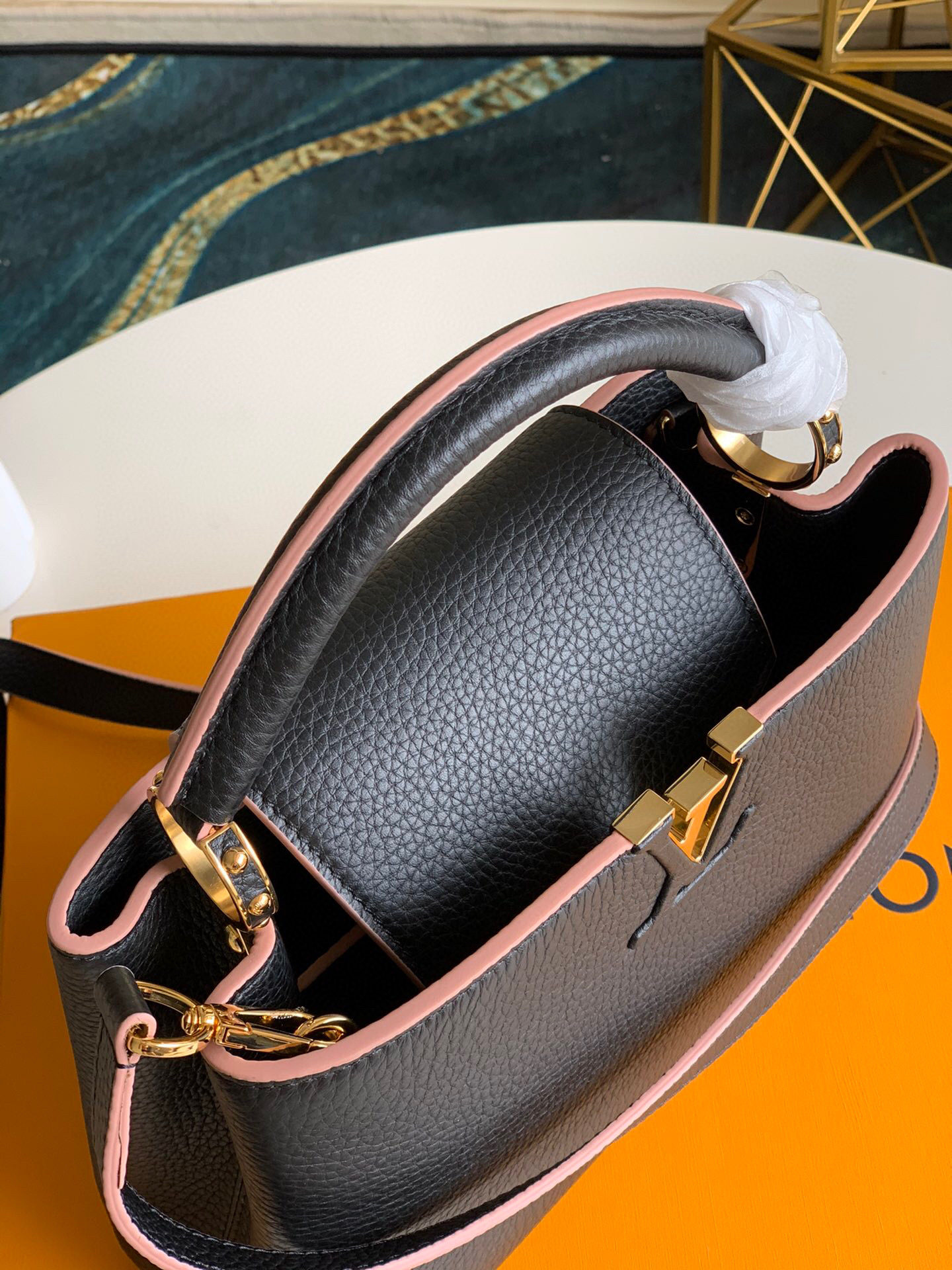 l0vis Vvtt0n capucines bb taurillon leather black m94755 27 x 21 x 9 cm
