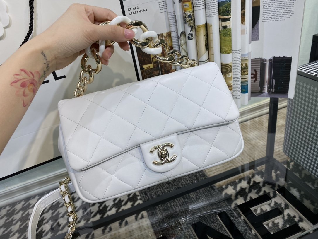 Ch**el flap bag with large bi-color chain white as1353 16 x 24 x 6 cm