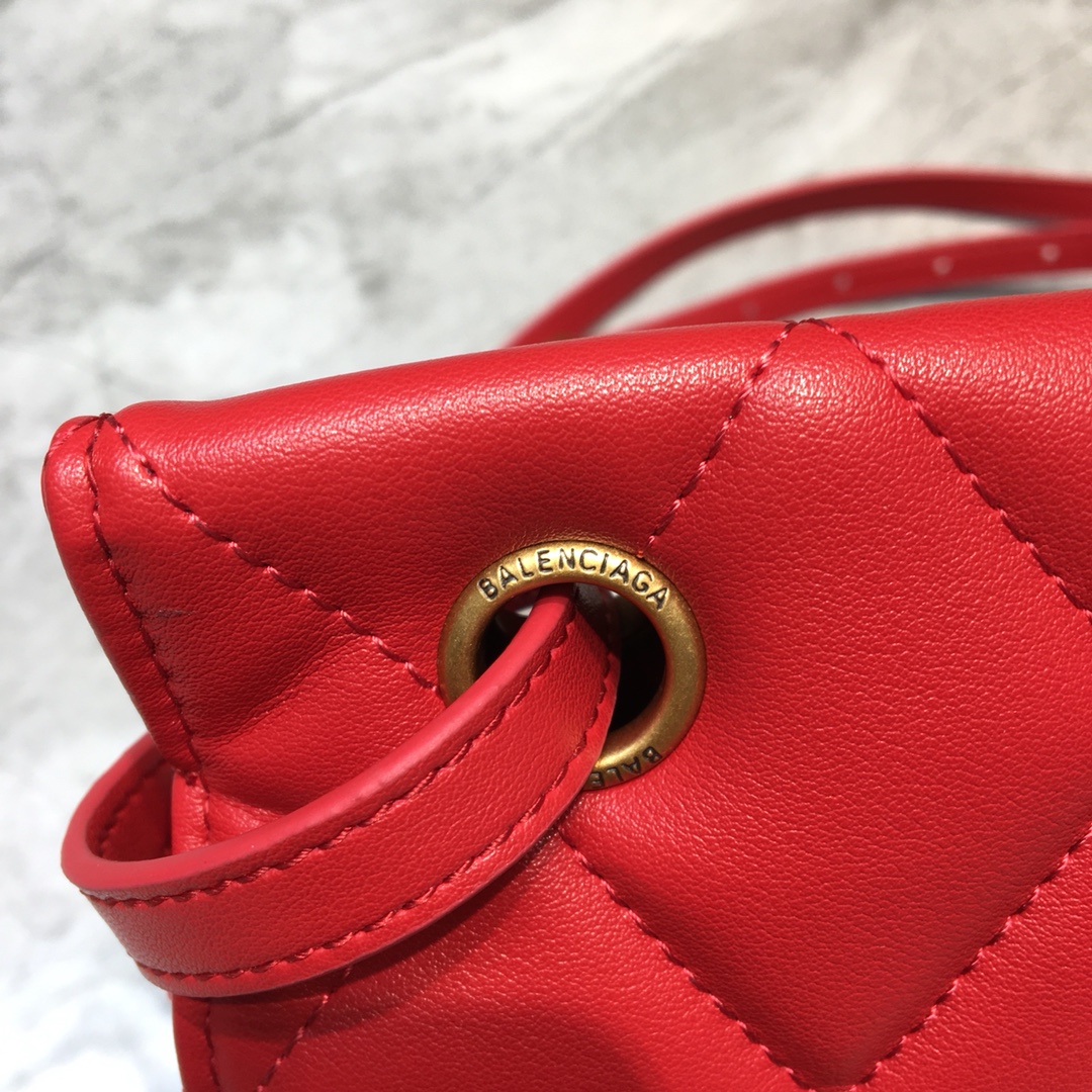 ba1en*iaga small buckle shoulder bag D1am0nd pattern leather golden metal red 25 x 9 x 20 cm
