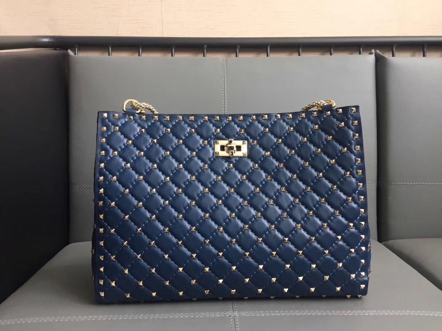 Va1e*ntin0 rockstud spike tote bag dark blue 33 x 12 x 23 cm